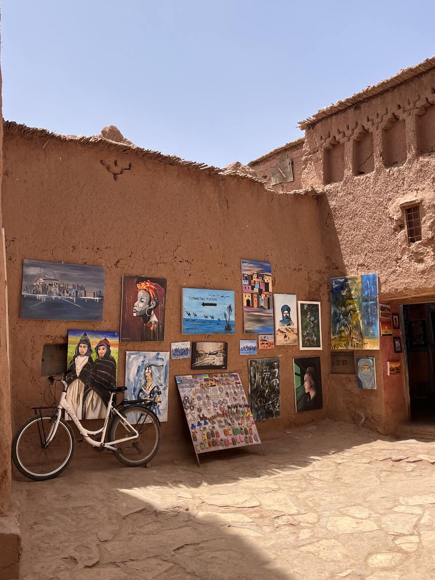 Galerie de peintures adossée à un mur de pisé, dans un ksar du Sud marocain