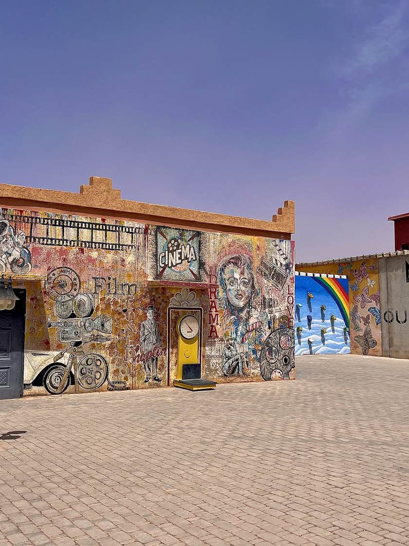 Fresques de cinéma peintes sur un mur de Ouarzazate