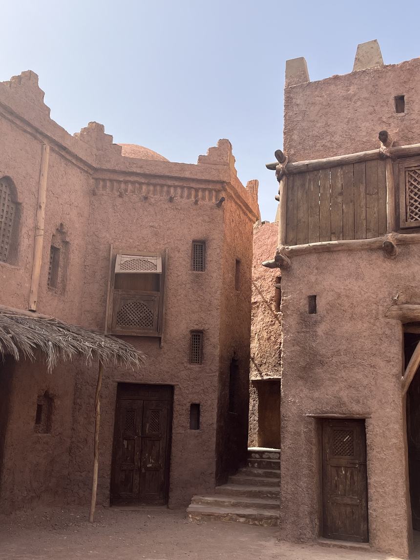 Ruelles et tours de pisé d'un ksar en terre du Sud marocain